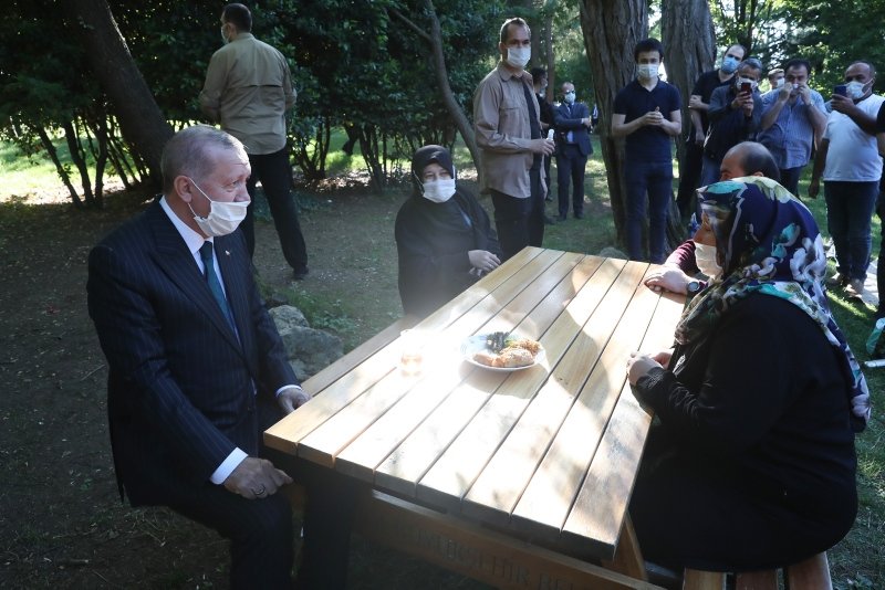 Başkan Erdoğan, Çamlıca’da vatandaşlarla çay içti