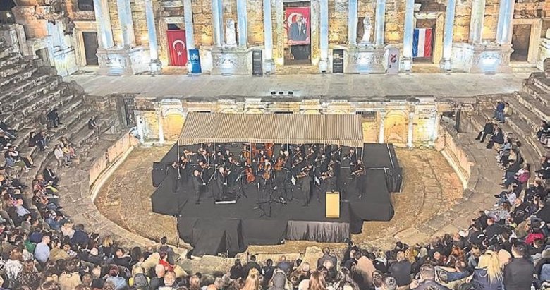 Antik kentte dostluk konseri