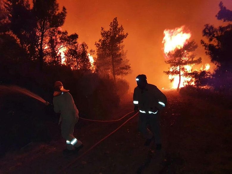 Marmaris’te gökyüzü kızıla boyandı! İzmir’den destek ekipleri gönderildi