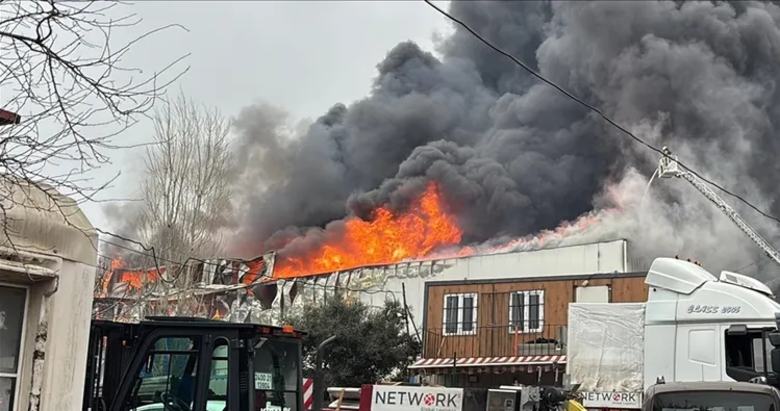 Ataşehir’deki 4 katlı iş yeri alevlere teslim! Ekipler müdahale ediyor