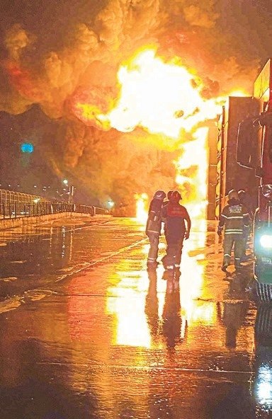 Aliağa Limanı’nda çıkan yangın kontrol altında