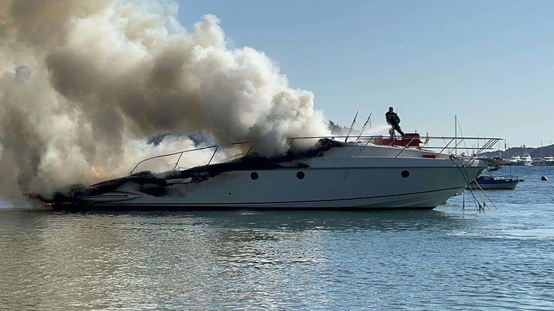 Marmaris’te marinada bağlı motoryat yandı