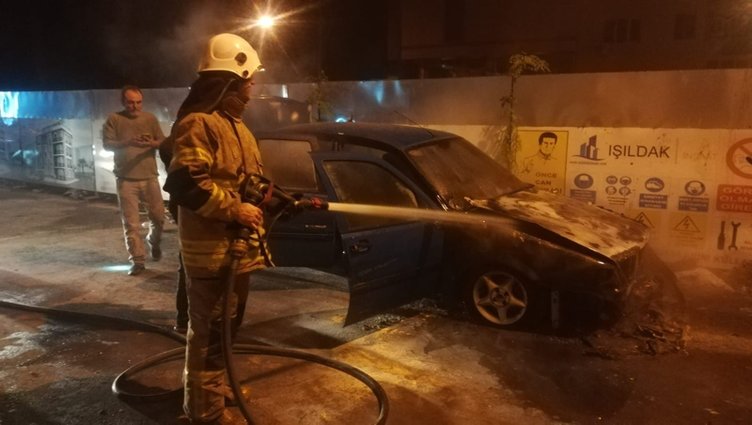 İzmir’de park halindeki otomobilde yangın! Yanarken öyle bir şey yaptı ki...