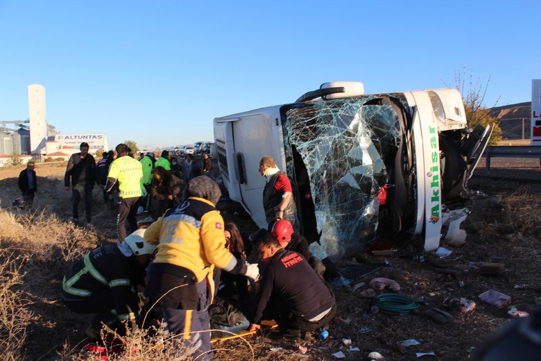 Balıkesir’den yola çıkan tur otobüsü devrildi! Ölü ve yaralılar var