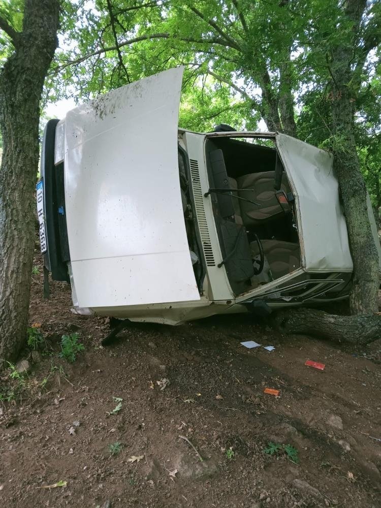 Balıkesir’de kontrolden çıkan araç şarampole uçtu