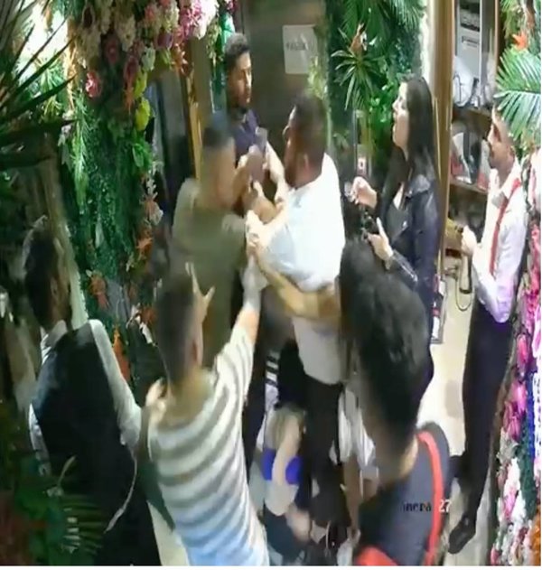 Eğlenmeye gittikleri mekanda önce taciz sonra darp edildiler! Görüntüler ortaya çıktı