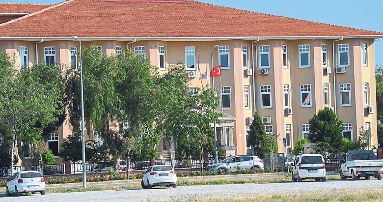 Mahkeme salonunun penceresinden atladı