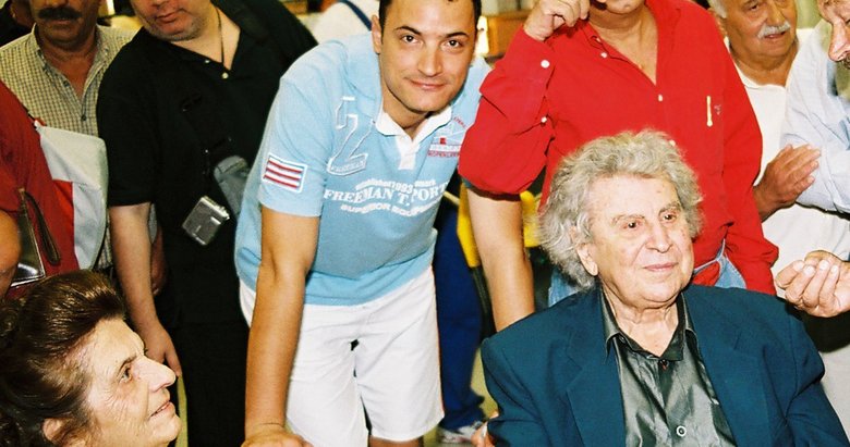 Çeşmeli fotoğrafçının Teodorakis fotoğrafları Yunan basınında