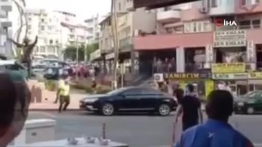 İzmir’deki maganda dehşeti kamerada! Ceza yazan polise saldırdı
