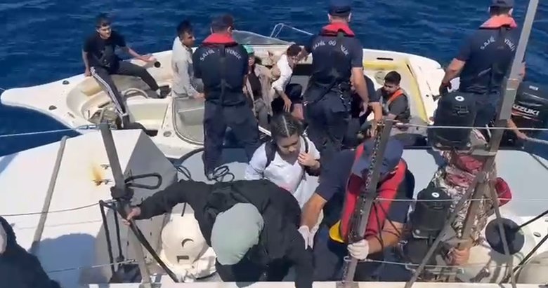 İzmir’de denizde sürüklenen 16 göçmen kurtarıldı