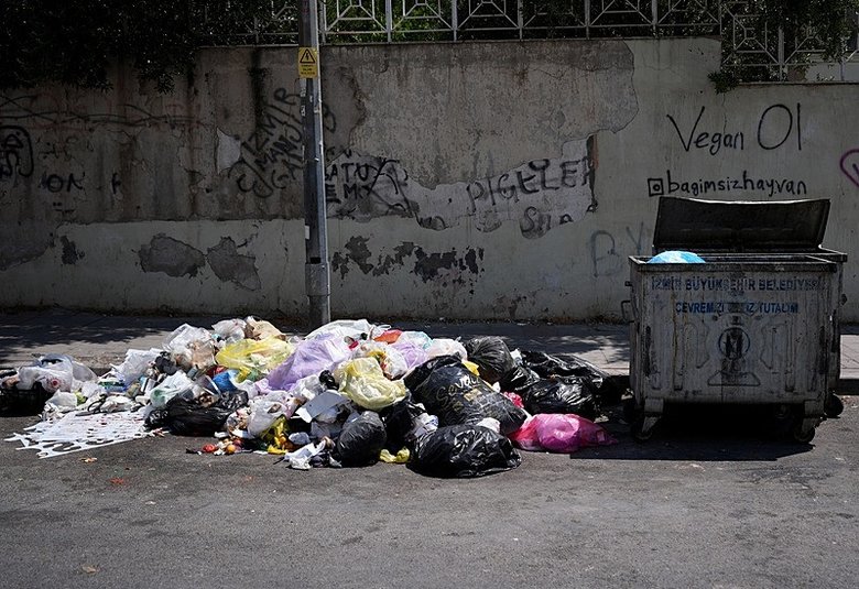 İzmir’de alışılmış görüntüler: Toplanmayan çöpler tepkilere neden oldu