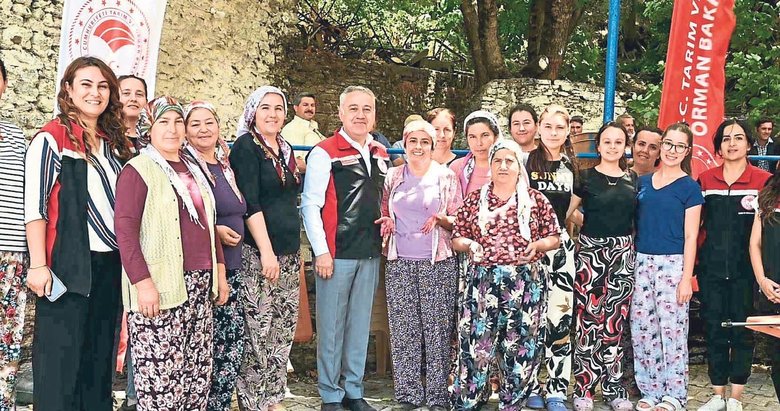 Tire’de kozmetiğin yeni gözdesi karadut zamanı