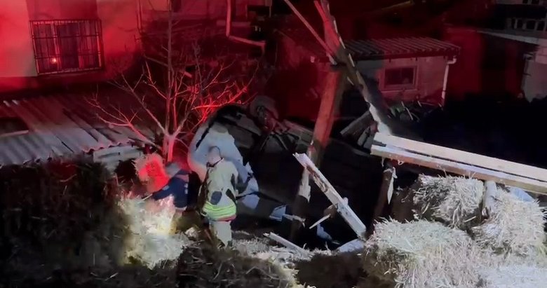 Otomobil evin bahçesine uçtu, motosiklet ikiye bölündü: 1 ölü, 2 yaralı