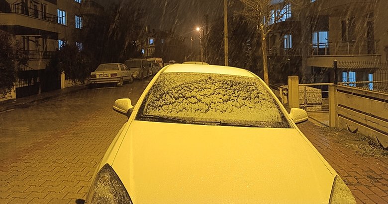 Afyonkarahisar’da beklenen kar yağışı başladı