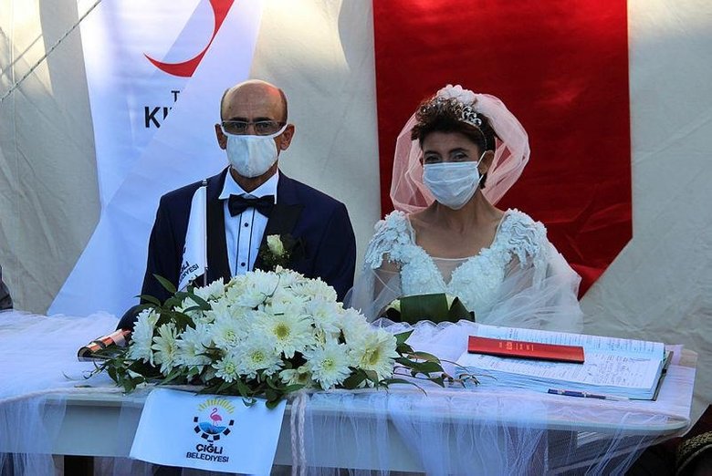 Depremzede çiftin mutlu günü! Çadır kentte dünyaevine girdiler