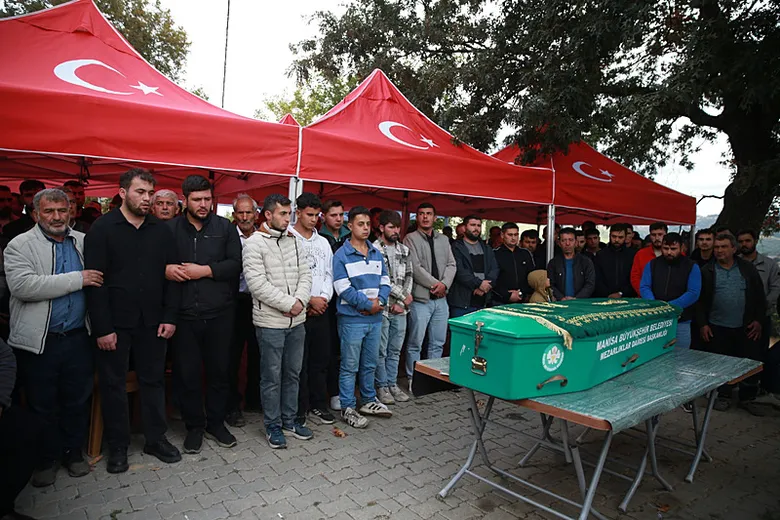 somada-maden-ocaginda-gocuk-hayatini-kaybeden-ince-son-yolculuguna-ugurlandi-1790954886039.png