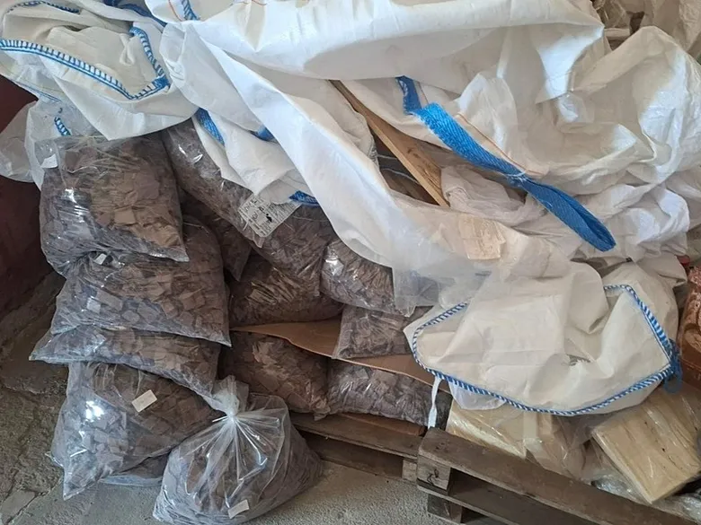 usakta-30-ton-bozuk-ve-tarihi-gecmis-gida-ele-gecirildi-1782372461229.jpeg