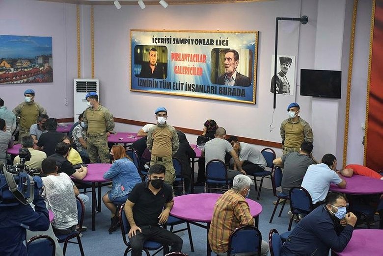 İzmir’de şok baskın! Jandarma duvarı delerek girdi