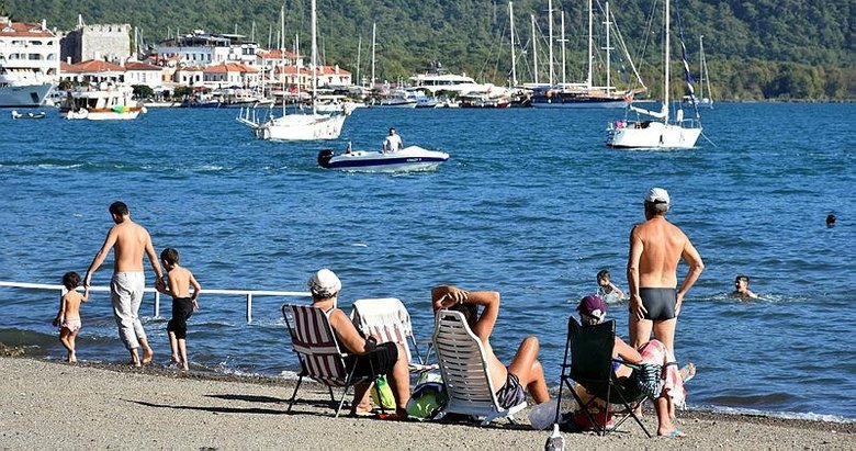 Marmaris’te ’pastırma yazı’ keyfi; denize girip, plajda eğlendiler