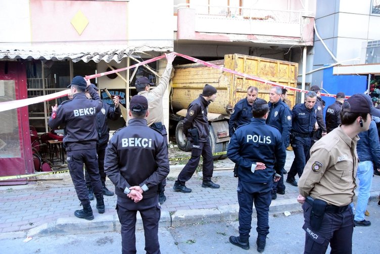 İzmir Bayraklı’da freni boşalan kamyon kahvehaneye daldı