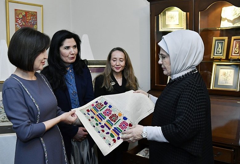 Emine Erdoğan, Özbekistan Cumhurbaşkanı’nın eşi Mirziyoyeva ile bir araya geldi