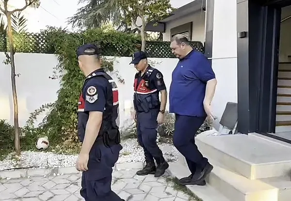 son-dakika-izmirdeki-yolsuzluk-sorusturmasinda-flas-gelisme-menderes-belediye-baskani-ilkay-cicek-tutuklandi-1786122992516.jpeg