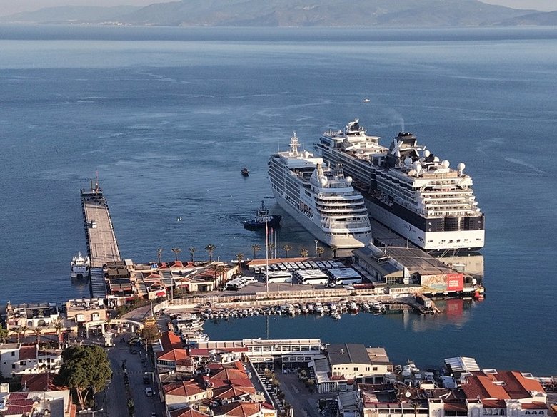Kuşadası’na demir attı: İki kruvaziyer 2 bin 723 turist geldi