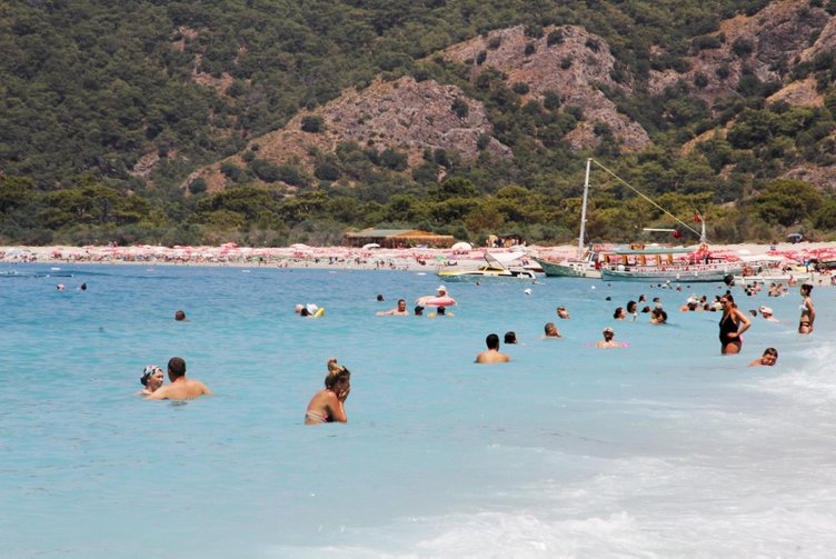 Muğla’da turistler sıcak havada denize koştular