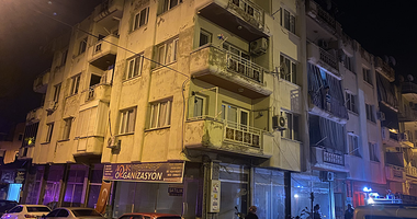 Manisa’da 4 katlı binada yangın!