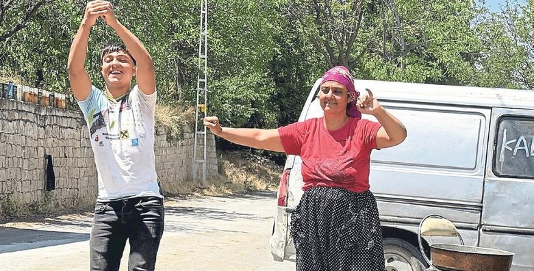 Tencere kalaylarken beste yapıp şarkı yazıyor