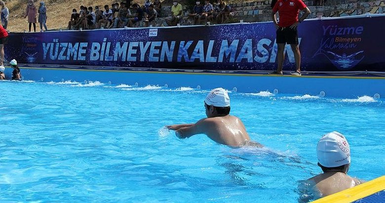 İzmir’de çocuklar için 3 ilçede 5 okula portatif havuz kuruldu