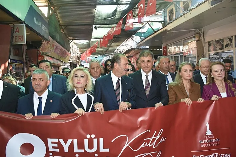 izmirde-7den-70e-zafer-yuruyusu-yapildi-metrelerce-turk-bayragi-tasindi-1788940965156.jpeg