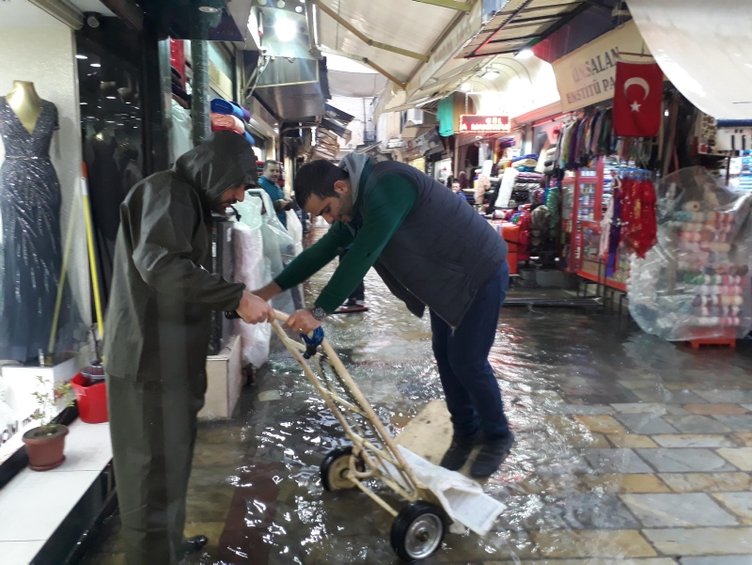 İzmir’de şiddetli yağmur; tarihi çarşıdaki iş yerlerini su bastı