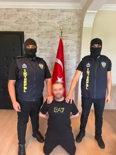 kirmizi-bultenle-araniyorlardi-redkitler-ve-erdogan-aykut-suc-orgutu-elebaslari-iade-edildi-1786619684221.jpeg