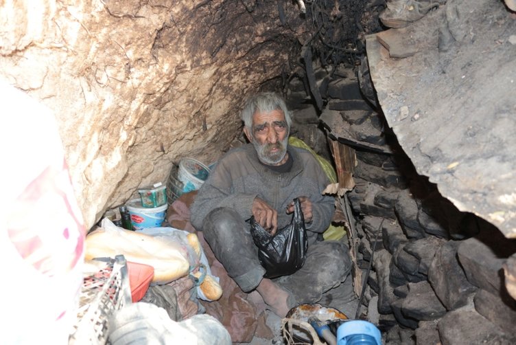 2 dil bilen İskender Dede 40 yıldır mağarada aşıyor