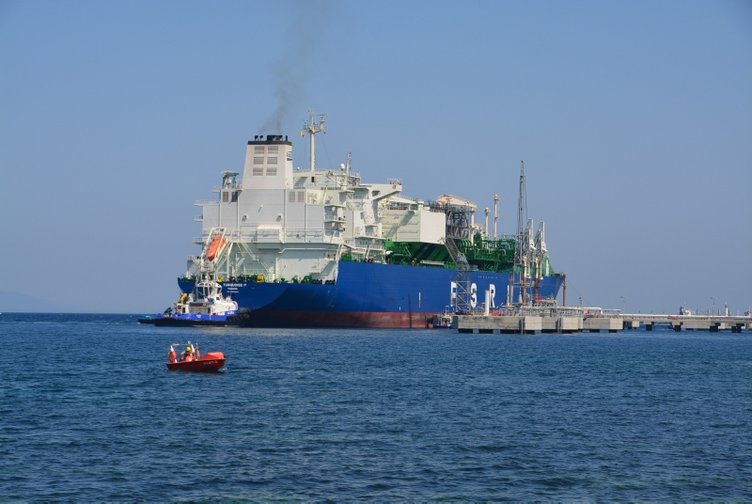 Yeni yüzer doğal gaz terminali İzmir’de demirledi