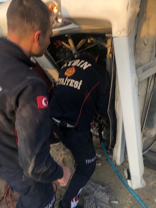 Akaryakıt tankeri ile işçi minibüsü çarpıştı: 11 yaralı