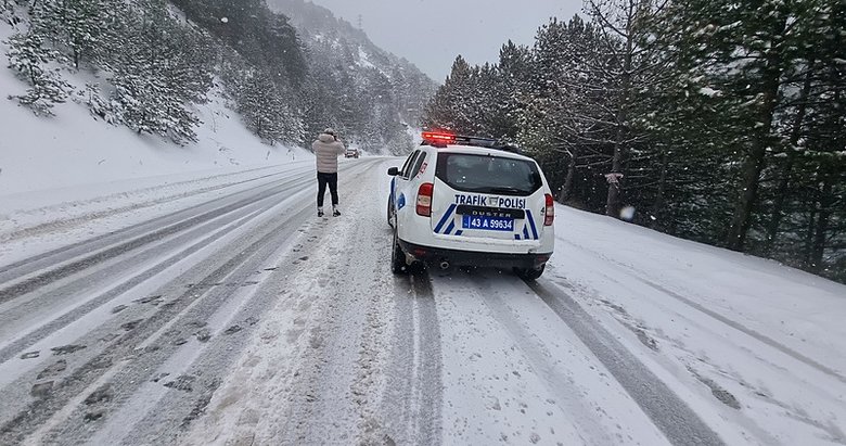 Kar kalınlığı 40 santimetreye ulaştı, yol trafiğe kapandı