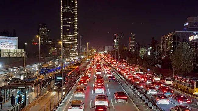 cuma-aksami-trafik-var-mi-istanbulda-trafik-yogun-mu-istanbulun-hangi-bolgelerinde-trafik-var-iste-guzergahlar-1792162567129.png