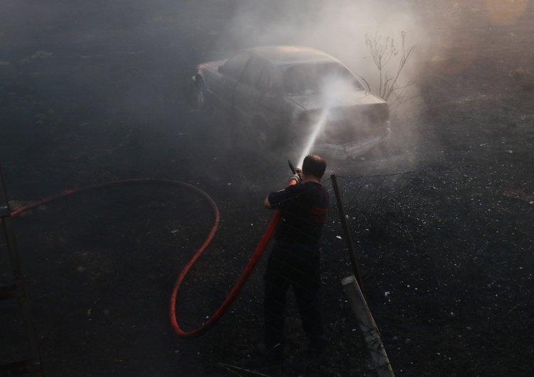 İzmir Bornova’da çıkan yangın, Yediemin Otoparkı’ndaki araçlara sıçradı