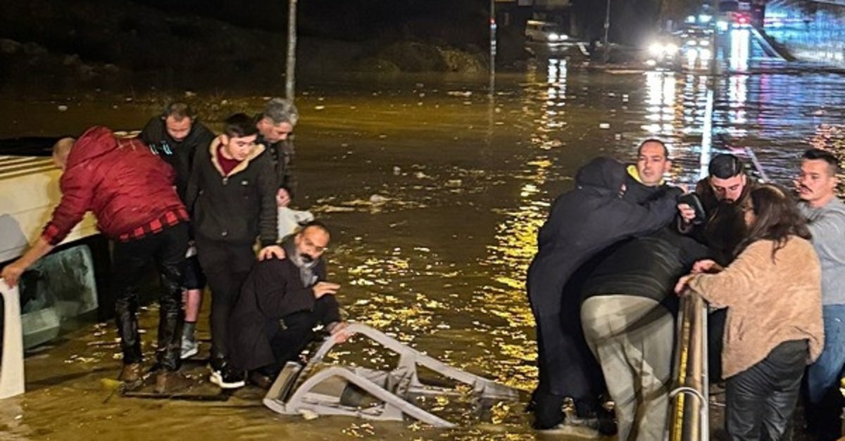 Aydın Kuşadası'nda can pazarı! Minibüste sele kapıldılar: 20 yolcu kurtarıldı