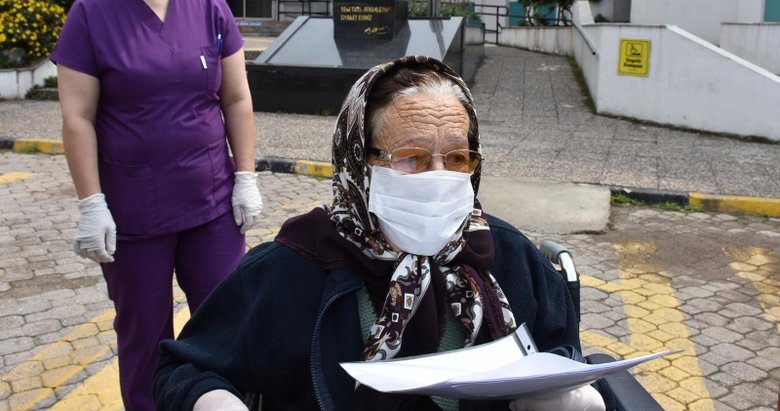 Muğla’da 76 yaşındaki kadın koronavirüsü yendi, taburcu edildi