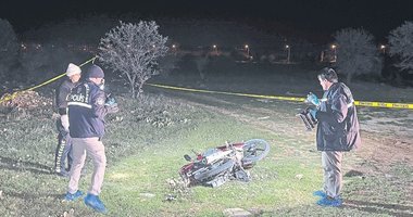Tarlaya uçan genç motosiklet sürücüsü hayatını kaybetti