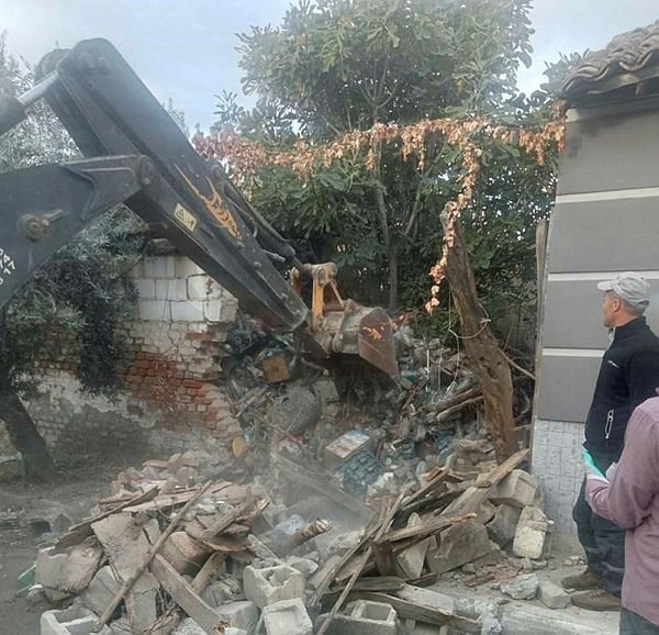 Aydın’da yalnız yaşayan şahsın evinden 16 kamyon çöp çıktı