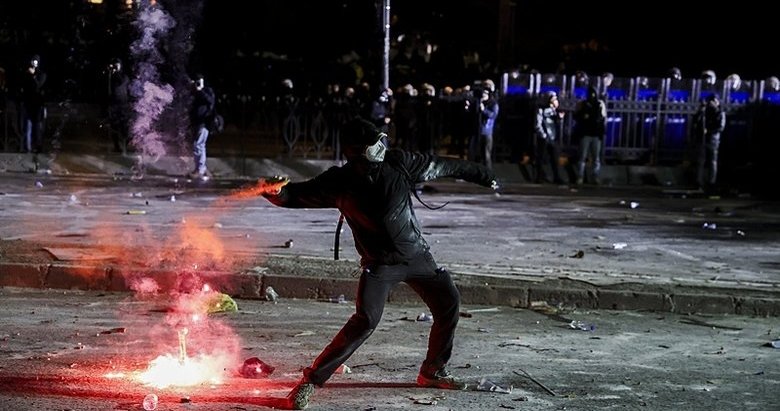 İzmir’de kolluk kuvvetlerine taş, sopa ve molotofla karşı gelmişlerdi: İzinsiz Ekrem İmamoğlu protestolarına 10 tutuklama