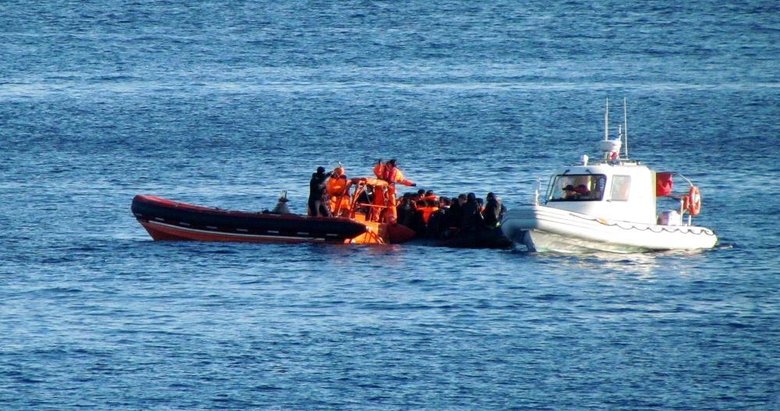 Çeşme açıklarında can pazarı! Lastik botun batması sonucu 3 sığınmacı öldü