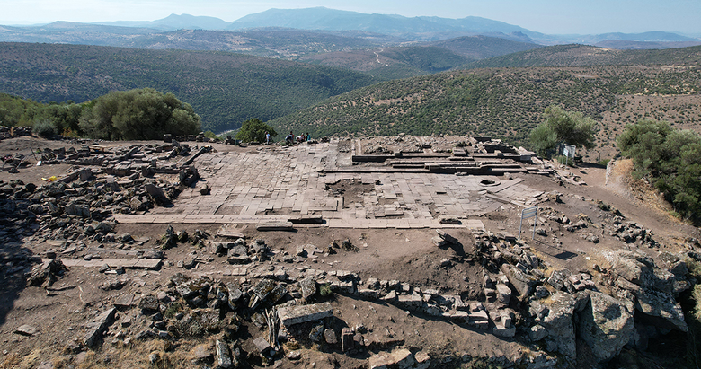 Apollon’un saklı tapınagı Aigai Antik Kenti