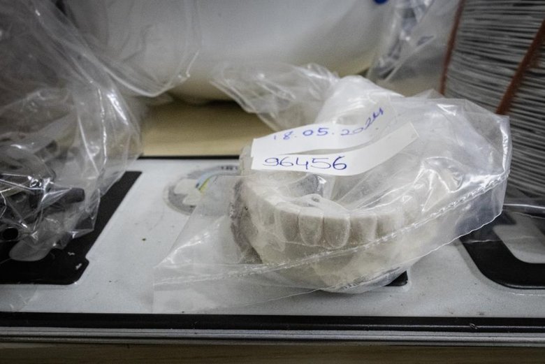 İzmir Adnan Menderes Havalimanı’nda unutulan binlerce eşya sahiplerini bekliyor