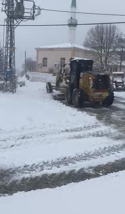 Çanakkale’de karla mücadele! Kapanan 20 köy yolu için çalışmalar sürüyor