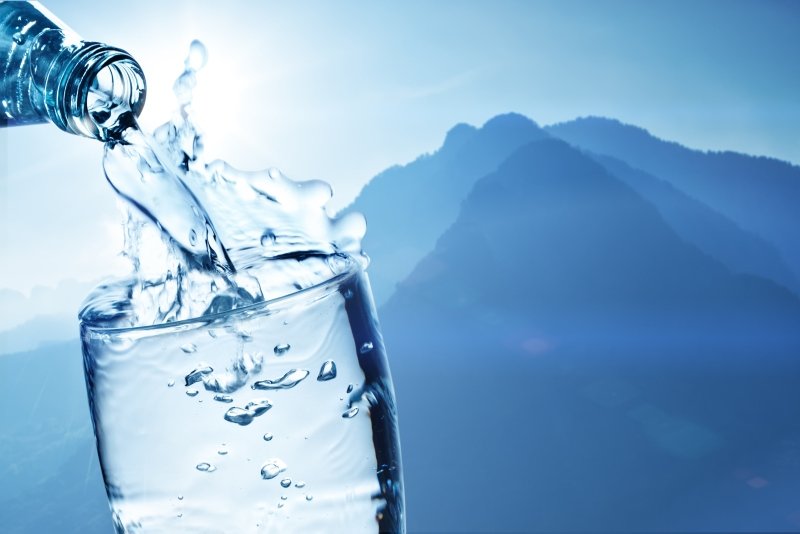 Свежая питьевая вода. Стакан свежей воды на фоне гор. Стакан с водой на фоне гор. Стеклянная бутылка вода на фоне гор. Фон для питьевой воды гора.